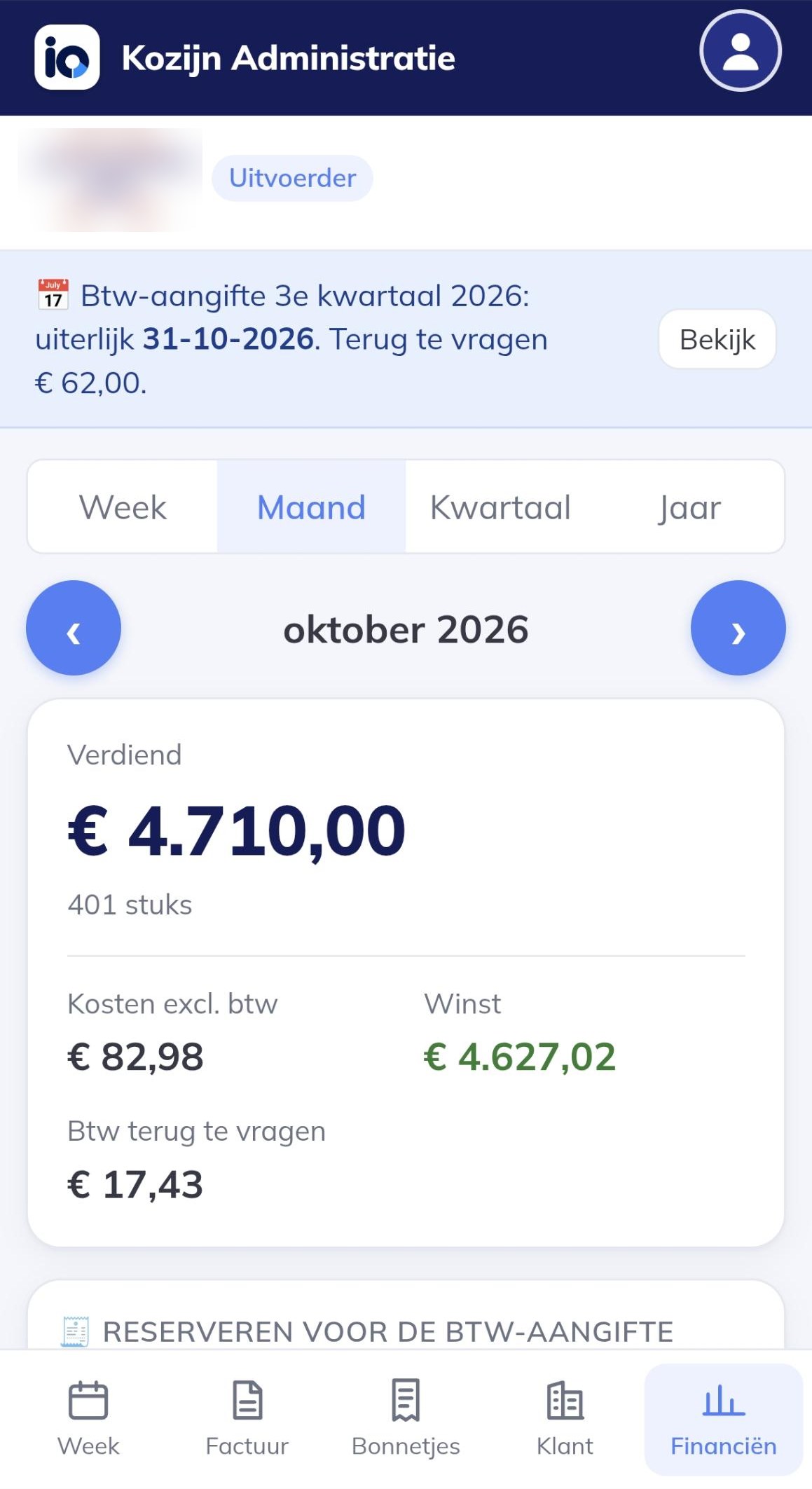 Financieel overzicht per maand met verdiend bedrag, kosten, winst en btw